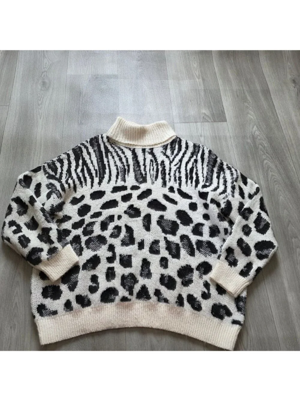 Torrid Animal Print Oversized Sweater Ivory & Black Ribbed Turtleneck Size 2